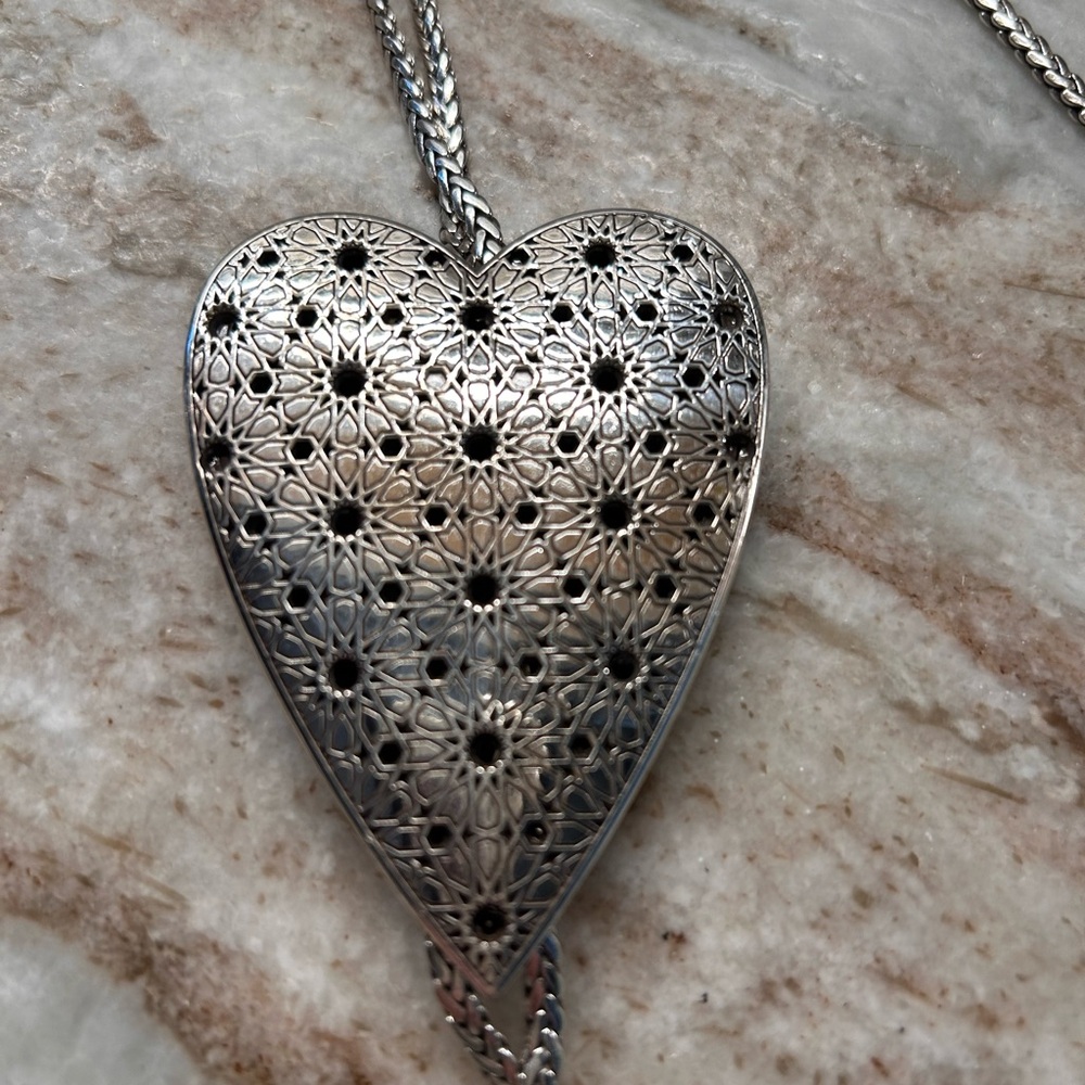Elegant Silver Heart Pendant Necklace - Picture 3 of 3
